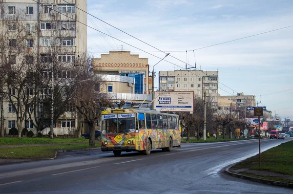 CHERNIVTSI, UKRAINE - 14 Aralık 2017. Trolleybus Skoda 14Tr # 280 Chernivtsi sokaklarında yolcularla birlikte.