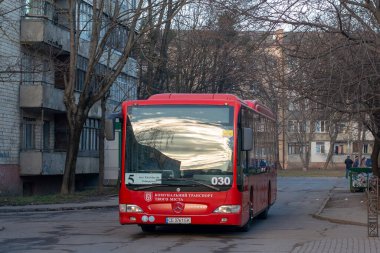 CHERNIVTSI, UKRAINE - 20 Aralık 2023. Otobüs Mercedes-Benz 0530 # 030 Chernivtsi sokaklarında yolcularla yolculuk ediyor..