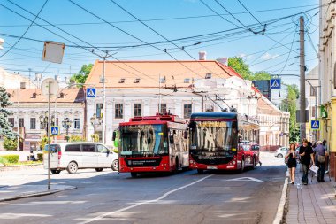 CHERNIVTSI, UKRAINE - 01 Ağustos 2025. Trolleybuses Dnipro T203 (MAZ) # 384 ve PTS T12309 (Akia) # 504 Chernivtsi sokaklarında yolcularla birlikte.