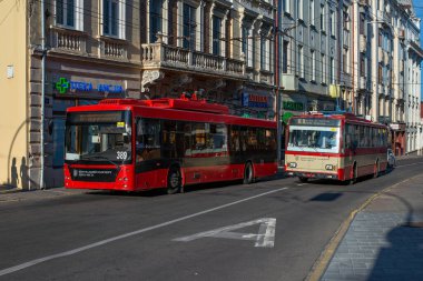 CHERNIVTSI, UKRAINE - 02 Ağustos 2025. Trolleybuses Dnipro T203 (MAZ) # 389 ve Skoda 14Tr # 379 (ex. Kosice # 2002) Chernivtsi sokaklarında yolcularla at sürüyor.