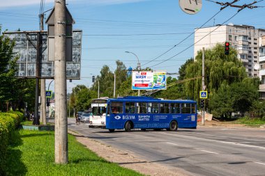 CHERNIVTSI, UKRAINE - Ağustos 03, 2025. Trolleybus Skoda 14Tr # 363 (eski. Ostrava # 3256) Chernivtsi sokaklarında yolcularla at sürüyor..