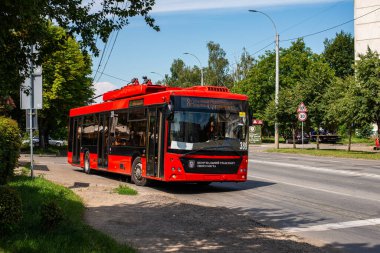 CHERNIVTSI, UKRAINE - Ağustos 03, 2025. Trolleybus Dnipro T203 (MAZ) # 389 Chernivtsi sokaklarında yolcularla birlikte.