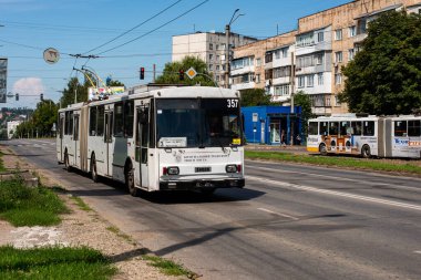 CHERNIVTSI, UKRAINE - Ağustos 03, 2025. Trolleybus Skoda 15Tr # 357 (eski. Bratislava # 6606) Chernivtsi sokaklarında yolcularla at sürüyor..