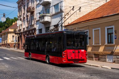 CHERNIVTSI, UKRAINE - Ağustos 03, 2025. Trolleybus PTS T12309 (Akia) # 506 Chernivtsi sokaklarında yolcularla birlikte.