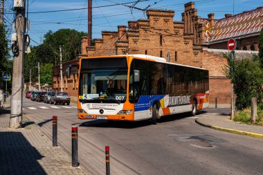 CHERNIVTSI, UKRAINE - Ağustos 03, 2025. Otobüs Mercedes-Benz 0530 # 007 Chernivtsi sokaklarında yolcularla yolculuk ediyor..