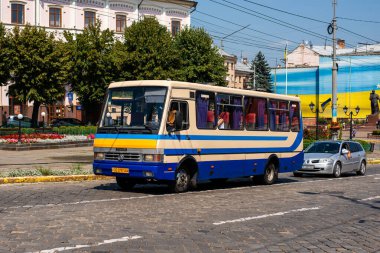 CHERNIVTSI, UKRAINE - Ağustos 05, 2025. BaZ-079 otobüsü Chernivtsi sokaklarında yolcularla yolculuk ediyor..