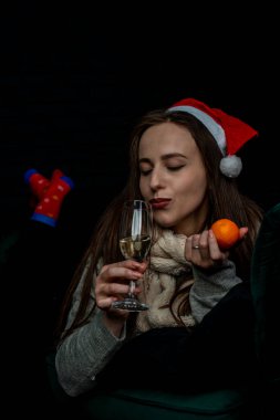 Santa Şapkalı Kadın Şarap ve Mandalina ile Kutluyor