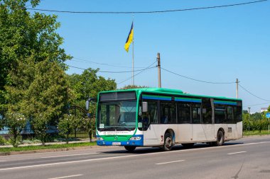 CHERNIVTSI, UKRAINE - 10 Ağustos 2025. Otobüs Mercedes-Benz 0530 # 014 Chernivtsi sokaklarında yolcularla yolculuk ediyor..