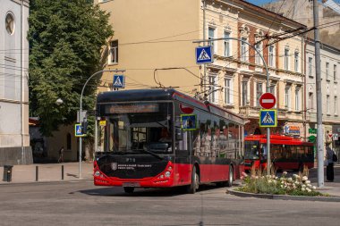 CHERNIVTSI, UKRAINE - 10 Ağustos 2025. Trolleybus PTS T12309 (Akia) # 500 Chernivtsi sokaklarında yolcularla birlikte.
