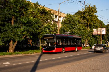 CHERNIVTSI, UKRAINE - 12 Ağustos 2025. Trolleybus PTS T12309 (Akia) # 512 Chernivtsi sokaklarında yolcularla birlikte.
