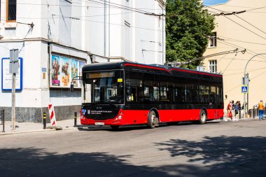 CHERNIVTSI, UKRAINE - 12 Ağustos 2025. Trolleybus PTS T12309 (Akia) # 509 Chernivtsi sokaklarında yolcularla birlikte.