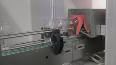 Cam kavanozları konvoyun üzerinde hareket eden fabrika üretim hattı. Yüksek kalite 4k görüntü