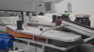 Otomatik makineler kavanozları taze bal ile doldurarak kalite ve verimliliği sağlıyorlar..