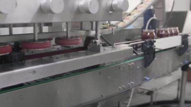 Cam kavanozları konvoyun üzerinde hareket eden fabrika üretim hattı. Yüksek kalite 4k görüntü