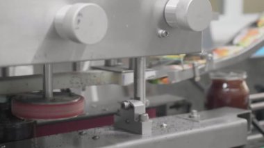 Cam kavanozları konvoyun üzerinde hareket eden fabrika üretim hattı. Yüksek kalite 4k görüntü