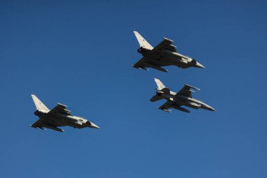Varşova, Polonya - 15 Ağustos 2023: Askeri araçlar Polonya Silahlı Kuvvetleri Günü geçit töreninde gösteri yaptı. Yüksek kalite 4k görüntü