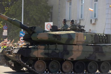 Varşova, Polonya - 15 Ağustos 2023: Askeri araçlar Polonya Silahlı Kuvvetleri Günü geçit töreninde gösteri yaptı. Yüksek kalite 4k görüntü
