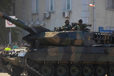 Varşova, Polonya - 15 Ağustos 2023: Askeri araçlar Polonya Silahlı Kuvvetleri Günü geçit töreninde gösteri yaptı. Yüksek kalite 4k görüntü