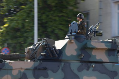 Varşova, Polonya - 15 Ağustos 2023: Askeri araçlar Polonya Silahlı Kuvvetleri Günü geçit töreninde gösteri yaptı. Yüksek kalite 4k görüntü