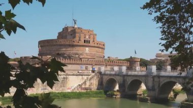 Castel Sant Angelo 'nun çarpıcı mimarisini ve manzaralı çevresini keşfedin. Yüksek kalite 4k görüntü