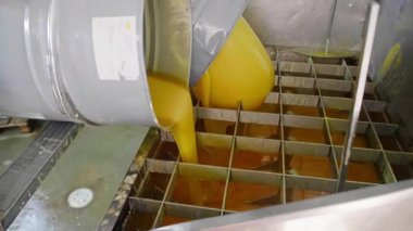 Fıçılardan içine bal konan fabrika homojenizatörü. Yüksek kalite 4k görüntü
