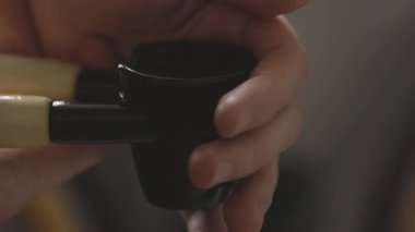 Yetenekli bir el, sıcak bir mutfakta fındık kırarak fındık kırıyor..