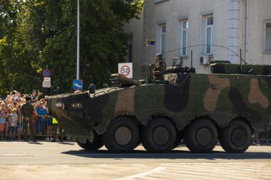 Varşova, Polonya - 15 Ağustos 2023: Askeri araçlar Polonya Silahlı Kuvvetleri Günü geçit töreninde gösteri yaptı. Yüksek kalite 4k görüntü