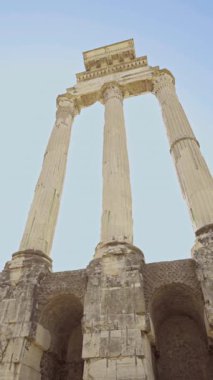 Roma, İtalya - Ağustos 12024. İtalya 'daki Forum Magnum' un görkemli sütunlarını keşfetmek, antik mimarinin bir vasiyeti..