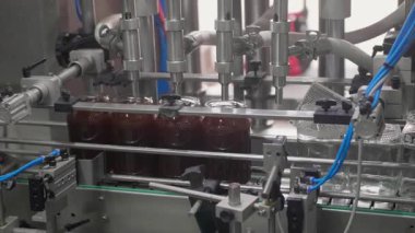 Cam kavanozları konvoyun üzerinde hareket eden fabrika üretim hattı. Yüksek kalite 4k görüntü