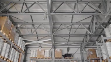 Büyük miktarda kova ve fıçılarla dolu bir fabrika deposu. Yüksek kalite 4k görüntü