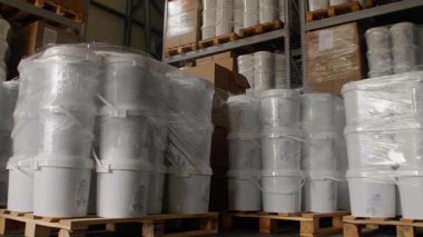 Büyük miktarda beyaz kovalarla dolu bir fabrika deposu. Yüksek kalite 4k görüntü