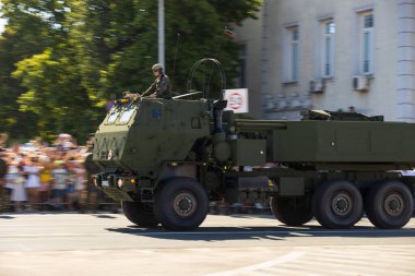 Varşova, Polonya - 15 Ağustos 2023: Askeri araçlar Polonya Silahlı Kuvvetleri Günü geçit töreninde gösteri yaptı. Yüksek kalite 4k görüntü