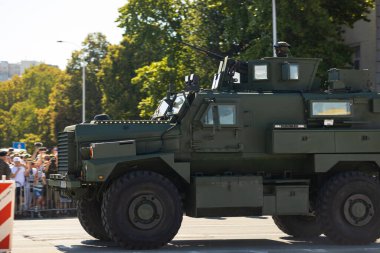 Varşova, Polonya - 15 Ağustos 2023: Askeri araçlar Polonya Silahlı Kuvvetleri Günü geçit töreninde gösteri yaptı. Yüksek kalite 4k görüntü