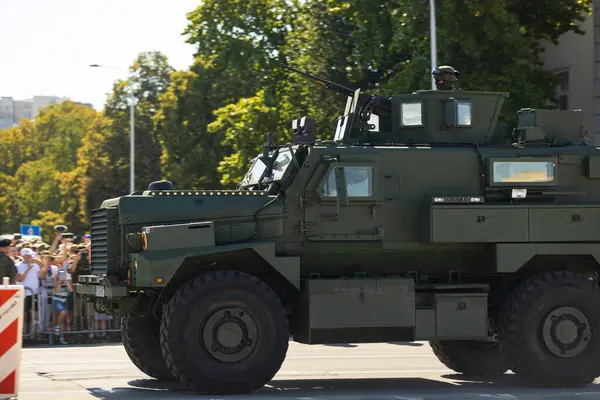 Varşova, Polonya - 15 Ağustos 2023: Askeri araçlar Polonya Silahlı Kuvvetleri Günü geçit töreninde gösteri yaptı. Yüksek kalite 4k görüntü