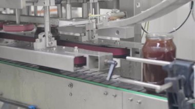 Cam kavanozları konvoyun üzerinde hareket eden fabrika üretim hattı. Yüksek kalite 4k görüntü