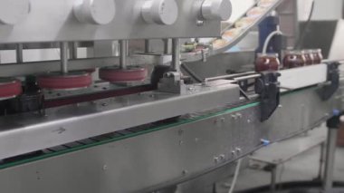 Cam kavanozları konvoyun üzerinde hareket eden fabrika üretim hattı. Yüksek kalite 4k görüntü