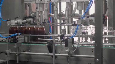 Cam kavanozları konvoyun üzerinde hareket eden fabrika üretim hattı. Yüksek kalite 4k görüntü