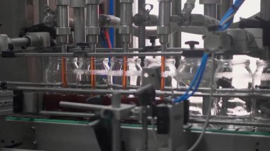 Cam kavanozları konvoyun üzerinde hareket eden fabrika üretim hattı. Yüksek kalite 4k görüntü
