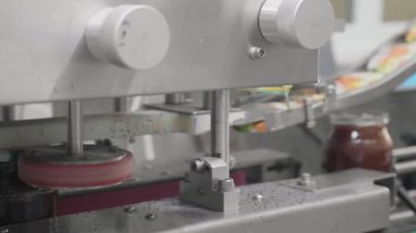 Cam kavanozları konvoyun üzerinde hareket eden fabrika üretim hattı. Yüksek kalite 4k görüntü