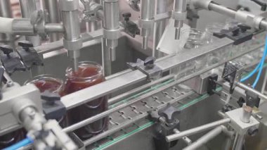 Cam kavanozları konvoyun üzerinde hareket eden fabrika üretim hattı. Yüksek kalite 4k görüntü
