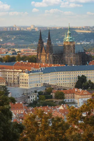 Altın renkler Prag Kalesi 'nin yükselen kulelerini aydınlatırken, aşağıdaki şehir alacakaranlıkta güneşleniyor..