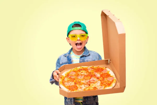 Ein Siebenjähriger Modischer Junge Mit Grüner Mütze Und Hellgrüner Brille — Stockfoto