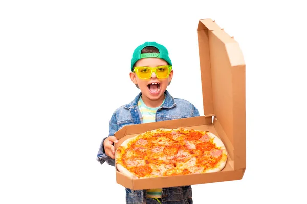 Siedmioletni Modny Chłopiec Zielonej Czapce Jasnozielonych Okularach Trzyma Otwarte Pudełko — Zdjęcie stockowe