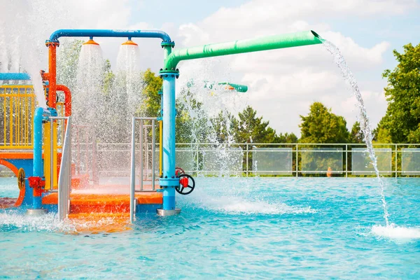 Parkının Havuzunda Çocuk Parkı Eğlencesi — Stok fotoğraf