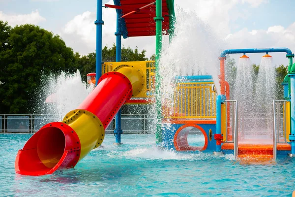 Parkının Havuzunda Çocuk Parkı Eğlencesi - Stok İmaj