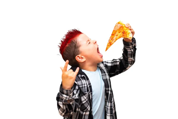 一个可爱时髦的小男孩 头上顶着一只红色的鹰头 在他张开的嘴旁边放着一大块多汁的香肠披萨 上面有一个摇滚手势 — 图库照片