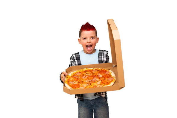 一个7岁的庞克摇滚风格男孩 头上顶着红鹰 身穿黑白相间的格子衬衫 手里拿着一个敞开的披萨盒 与背景隔离 — 图库照片