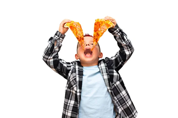 Bonito Menino Segurando Dois Pedaços Pizza Salsicha Sobre Sua Boca — Fotografia de Stock