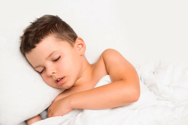 Niedlich Sieben Jahre Alt Junge Schlafen Einem Weißen Bett — Stockfoto
