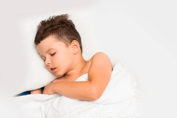 Niedlich Sieben Jahre Alt Junge Schlafen Einem Weißen Bett — Stockfoto
